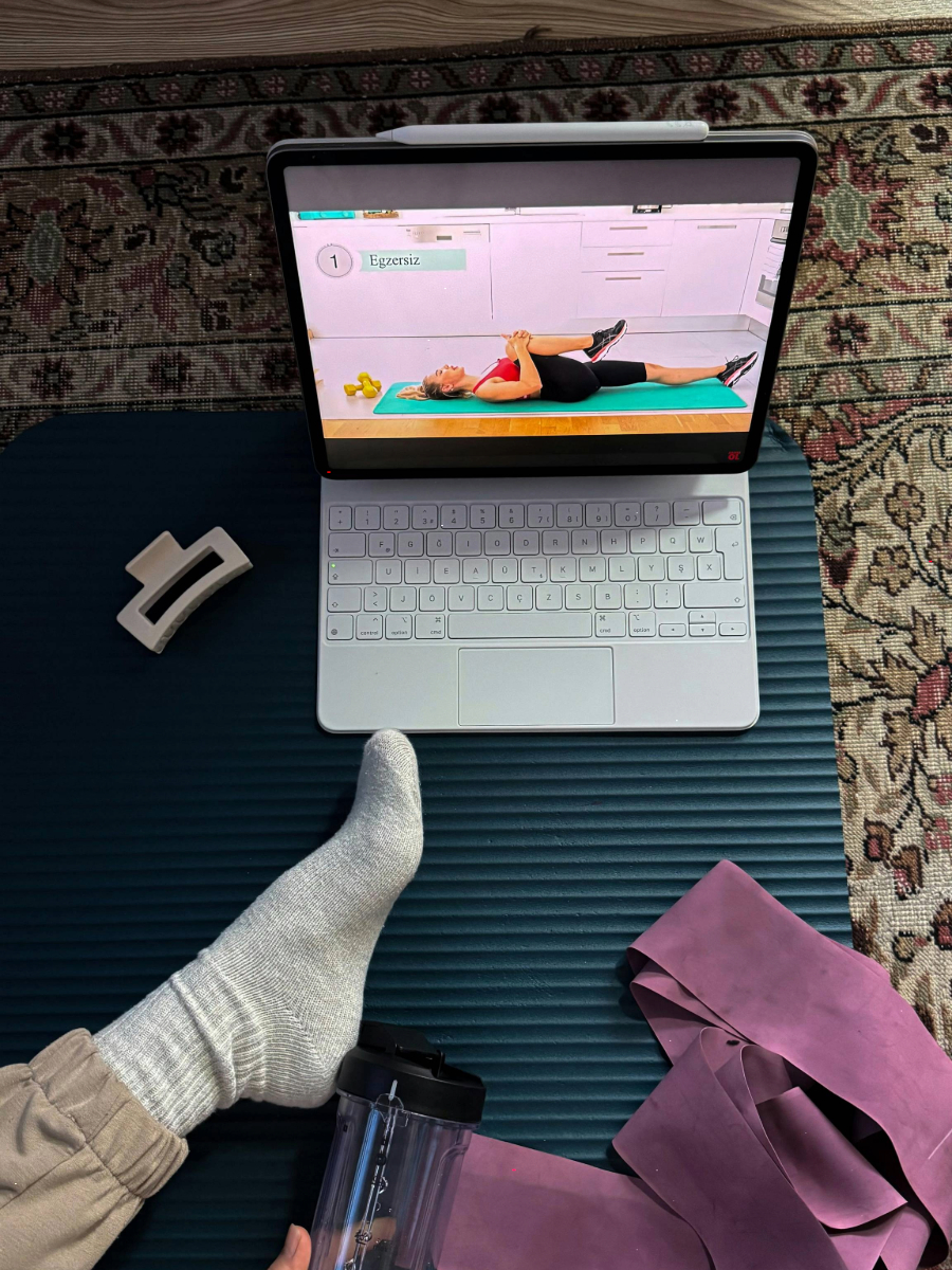 Online personal trainer providing remote fitness coaching and nutrition planning via WhatsApp